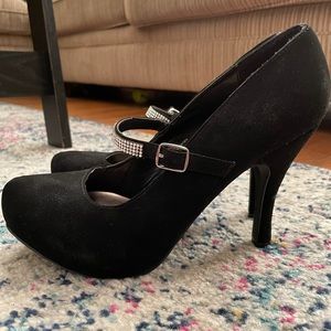 Beautiful, NEVER WORN, Maurices heels. Size 9.
